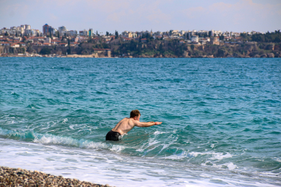 Antalya’da bahar havası, sıcaklığı hisseden denize koştu