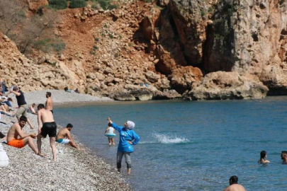 Konyaaltı Beach overflowed with visitors ahead of the Ramadan