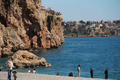 Antalya'da sahildeki yoğunluk yazı aratmadı