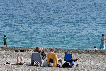 Antalya’da yaz erken başladı, dünyaca ünlü sahil tarla gibi sürüldü