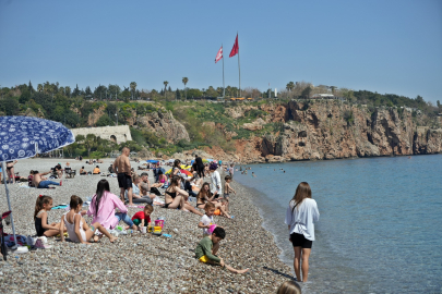 Antalya'da kar manzaralı 32 derece, sahilleri yaza döndürdü