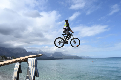 Antalya’da gökyüzünden denize pedal çevirdiler