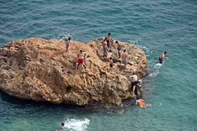 Antalya’da çöl tozunun etkisi azaldı, sahiller doldu