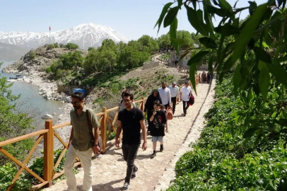 Iranian tourists were amazed by Akdamar Island