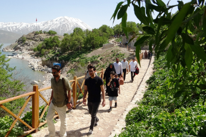 İranlı turizmciler Akdamar Adası’na hayran kaldı