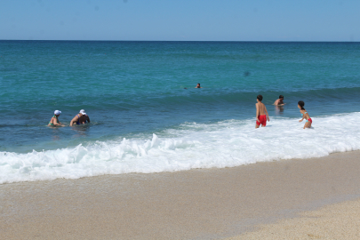 Alanya’da turistler sıcak havanın keyfini sahilde çıkardı