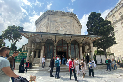 Hac kurası bekleyenler önce bu türbeyi ve camiyi ziyaret ediyor