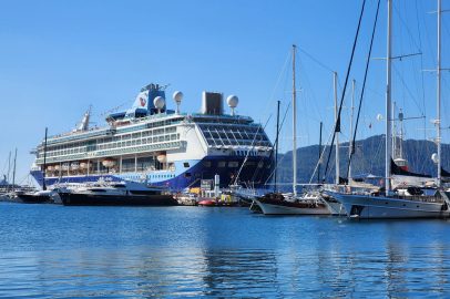 Dev yolcu gemisi Marmaris Limanı'na demir attı