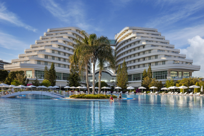 Sezonun İlk Mavi Bayrağı Miracle Resort Hotel'de Dalgalanıyor