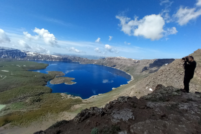 Dünyanın ikinci büyük krateri olan Nemrut, zirveden görüntülendi