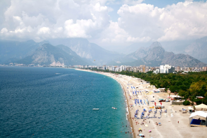 Antalya’nın ünlü sahili Haziran ayını büyük coşkuyla karşıladı