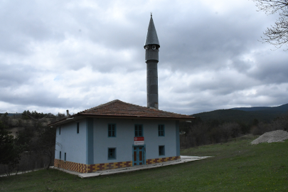 Tarihi camide buluşan köylülerden geleneksel bayramlaşma töreni