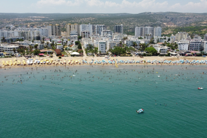 Tatilciler Mersin'e akın etti, sahiller doldu