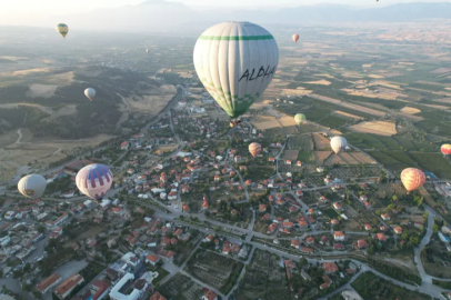 In Pamukkale, balloons rise daily with 300 tourists