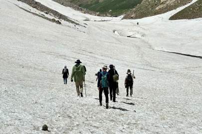 20 bin yıllık buzullarda saatlerce yürüdüler