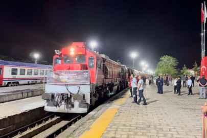 Turistik Tatvan Treni'nin ilk yolcuları Tatvan'a vardı