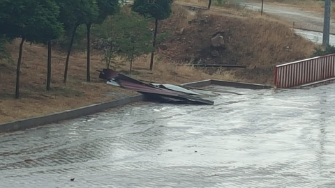 Çatının uçma anı kamerada