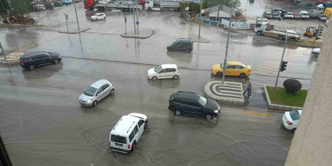 Kuvvetli sağanak yağış Bozüyük’te etkisini gösterdi