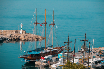 Antalya’nın dünyaca ünlü Yat Limanı sessizliğe büründü