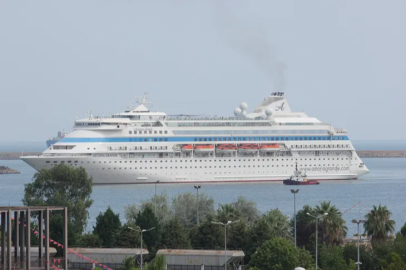 Giant tourist ship with 845 passengers arrives in Samsun