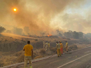 Dikili’deki orman yangınına müdahale 4 saattir sürüyor