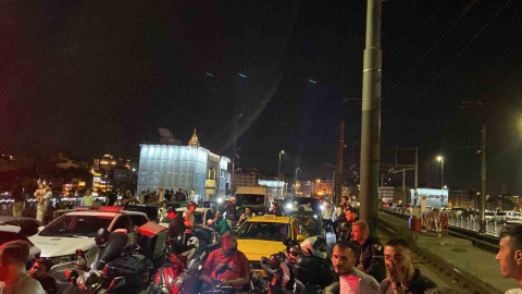 Galata Köprüsü’nde park halindeki araçlara vuran hafif ticari araç yan yattı: 2 yaralı