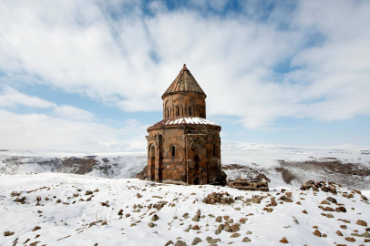 Kars yerli ve yabancı turistlerin akınına uğruyor