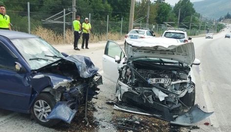 Bilecik’te 2 otomobil kafa kafaya çarpıştı: 1 ölü, 2 yaralı