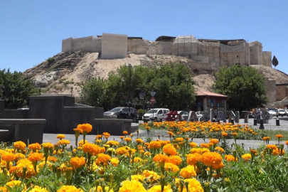 Gaziantep Kalesi'nin restorasyonu sıcağa rağmen devam ediyor