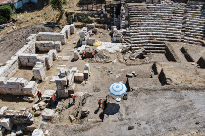 Smyrna Tiyatrosu kazıldıkça tarih fışkırıyor