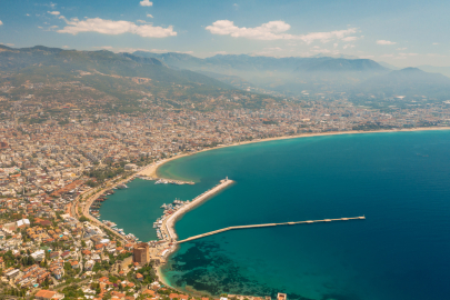 Turizmde Çeşme-Bodrum dertli, Antalya'da yüzler gülüyor