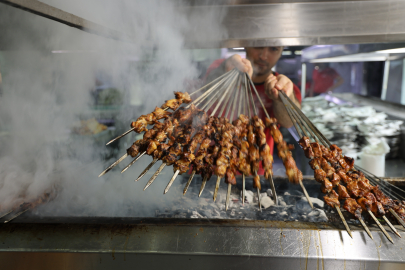 Adana'ya gelen turistler kebap yemeden dönmüyor