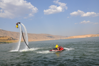 Denizi olmayan Batman'da flyboard gösterisi yoğun ilgi gördü