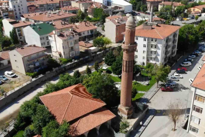 Yıkılmayan 800 yıllık Eğri Minare