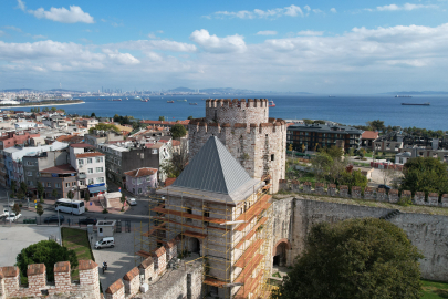 İstanbul'un Tarihi Silueti Yeniden Canlanıyor: Yedikule Hisarı'na İlk Külah Takıldı